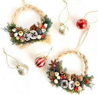 Making a Christmas mini wreath of rice straw